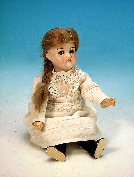 Porzellankopfpuppe, deutsch, um 1915/20 kl. Haarriß am Hinterkopf, kaum störend, Mohairperücke, H. 26cm