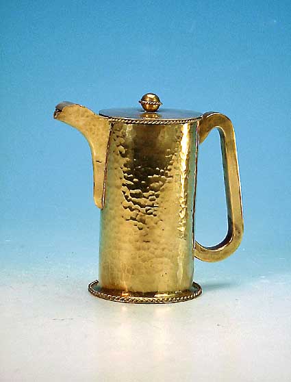 KANNE, WIENER WERKSTäTTEN, ENTWURF JOSEF HOFFMANN, MESSING, HAMMERSCHLAGDEKOR, SCHARNIER BESCHäDIGT, H. 15 CM