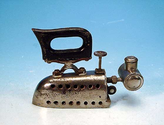 KLEINES BüGELEISEN, OMEGA, 30ER JAHRE, METALL VERNICKELT, BERIEBEN, L. 19 CM SAMMELWüRDIG