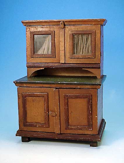 PUPPENSCHRANK UND KLAPPTISCH, HOLZ, LEICHTE ALTERSSCHäDEN, 1 X BRAUN GE- FAßT, H. 50 CM, D. 30 CM