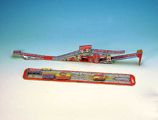 Technofix-Bahn, 70er Jahre, Blech bedruckt, mit Wagen, intakt, L. ca. 87cm