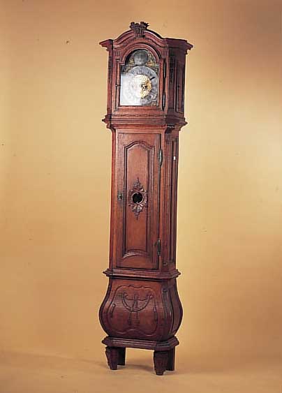 Standuhr, Aachen Lüttich, 18. Jh., Eichengehäuse dreiteilig, im Sockelbereich ge-baucht, reich geschnitzt und profiliert, ...