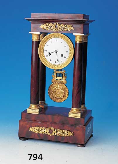 Portaluhr, Frankreich, um 1850/70, Holzgehäuse mit Mahagonifurnier, gewölbtes Emailzifferblatt, Pendulenwerk, mass. Haken- gang, ...