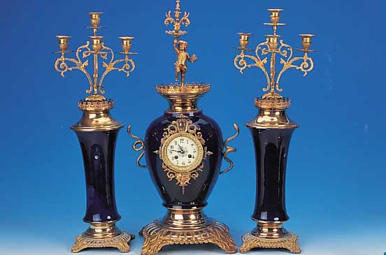 Vasenuhr mit zwei Beistellern, Frankreich/Bel-gien, um 1900, verzierter Messinggußsockel, blau glasierter Keramikkörper, Henkel in ...