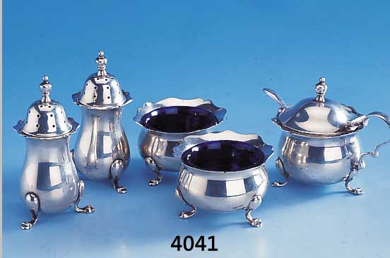 5-teilige Gewürzgarnitur, 925er Silber z.T.m. kobaltblauen Einsätzen,England um 1920/23, Meistermarke WALKER & HALL LTD. Sheffield, je auf 3 ...
