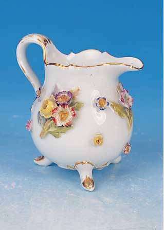 Sahnekännchen, Meissen, um 1890, Porzellan, applizierter Blumendekor, l. an den Blümchen bestoßen, Goldrand, H. 8 cm