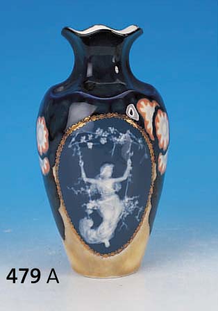 Vase, Limoges, sign. Tharaud, um 1910, Porzellan, in goldgerahmter Kartusche feine pate-sur-pate-Arbeit, schaukelnde Nymphe, um- laufender ...