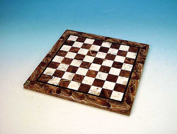 Schachbrett, Türkei, 20. Jh., weißer und brauner Onyx, ca. 40 x 40 cm
