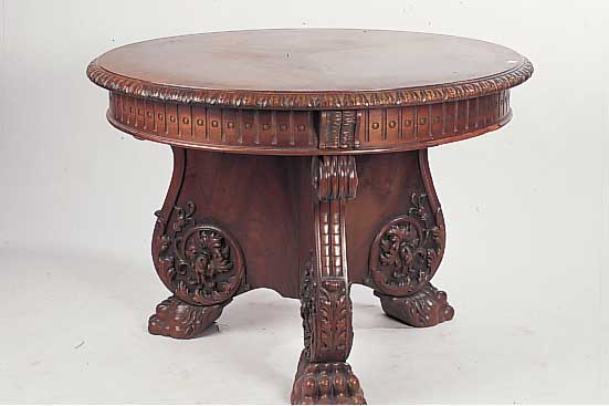 Tisch, deutsch, 20er Jahre, Renaissance- stil, Nußbaumfurnier, auf Klauenfüssen, schöneVerarbeitung, l. Gebrauchsspuren, D. 105 cm