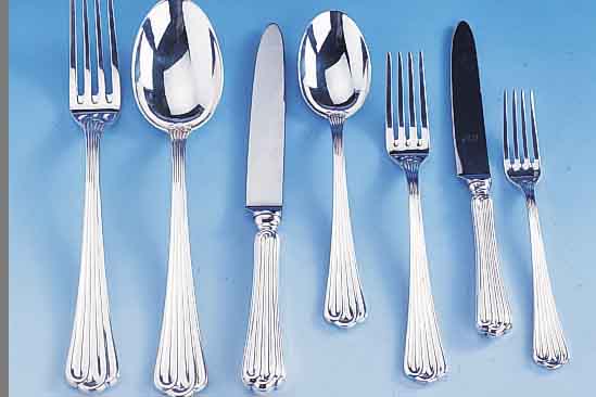 32-teiliges Besteck, 925er Silber, best. aus: 6 Gabeln, 6 Messer, 6 Eßlöffel, 2 Vor- legeteile, 6 Frühstücksgabeln, 6 Frühstücks- ...