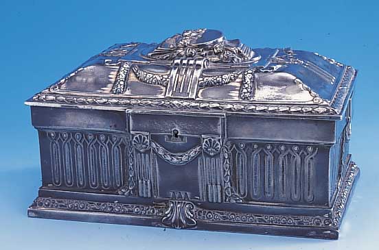 Schmuckschatulle, deutsch um 1905/10, Quist, Geislingen, Metall versilbert, reiche Inneneinrichtung mit rotem Samt, z.T. ...