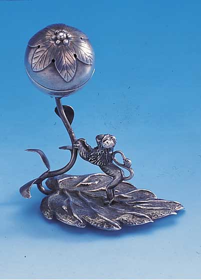 Besimombüchse, russ. Polen (?) um 1870, Silber gepr., in Form eines Blattes mit Blüte und Löwe Juda, H ca. 13 cm