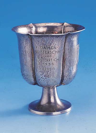 Pokal, ™sterreich um 1936, 800er Silber, reine Treibarbeit, Meistermarke Schwarz und Steiner, Inschrift: Damenmeisterschaft von ...