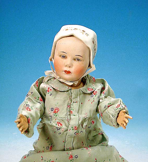 Porzellankopfpuppe, Heubach, um 1912-14, Kurbelkopf mit modellierter Haube, Bisquit- porzellan, fein bemalt, Mischmassegliederkör- per, H. ca. ...
