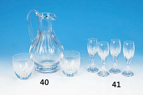Karaffe mit 6 Bechergläsern, sign. Baccarat, farbloses Kristallglas, reich geschliffen, H. ca. 25/9 cm