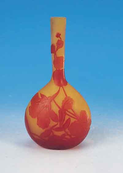 VASE, FRANKREICH, SIGN. GALLé, UM 1910, SCHICHTGLAS GELB EINGEPUDERT, ORANGE-ROT üBERFANGEN, GESCHNITTEN UND GESCHLIFFEN, FLORALER ...
