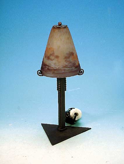TISCHLAMPE, FRANKREICH, 20ER JAHRE, SCHIRM SIGN. DEGUé, PATE-DE-VERRE MIT VIOLETTEN UND ORANGEROTEN EINPUDERUNGEN, EISENFUß, ...