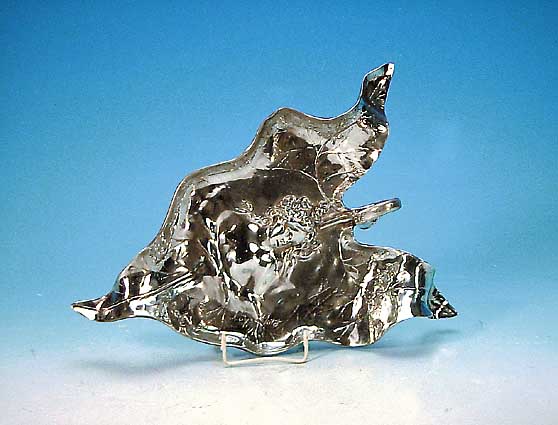 Zierschale, Frankreich, um 1900, sign. Loys Jotet, Zinn poliert, in Form eines Blattes, mittig reliefierter Frauenkopf, ca. 37 x 23 cm