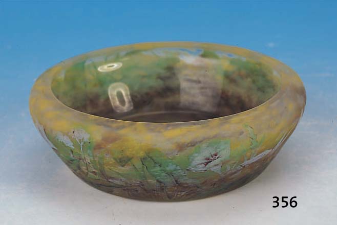 SCHALE, FRANKREICH, SIGN. DAUM NANCY, UM 1902-06, SCHICHTGLAS MIT GRüNEN GELBEN UND BRAUNEN EIN- UND AUFSCHMELZUNGEN, REICH GE- SCHNITTENER ...