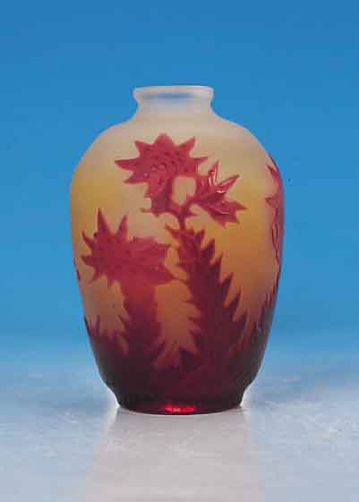 Vase, Frankreich, sign. Gallé, um 1900-05, Schichtglas mit gelben Einpuderungen, rot überfangen, geschnitten und geschliffen, ...
