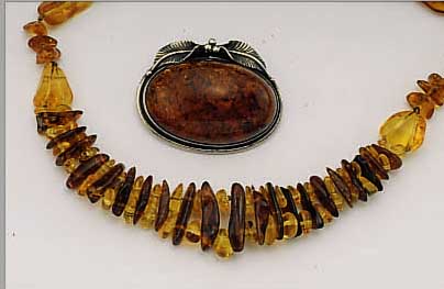 COLLIER U. BROSCHE MIT BERNSTEIN, BROSCHE MIT 925ER SILBERMONTIERUNG, FLORAL, HANDARBEIT, COLLIER IM ART-DECO-STIL, VERLAU- FEND ...
