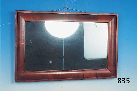 Spiegel, Biedermeier, um 1850/60 Nußbaumfurnier, Spiegelglas erneuert, l. Altersspuren, 88.5 x 57 cm