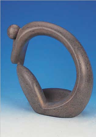 ETIENNE, STILISIERTE SKULPTUR, SICH AUF KNIESTüTZENDE, SITZENDE FIGUR, SERPENTINGESTEIN, UNTER SOCKEL SIGN.