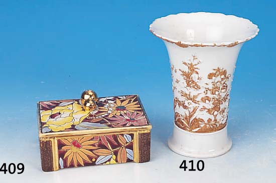Deckeldose, Boch freres Belgien, um 1910, Feinsteingut, stilisiert floral geritzt und bunt bemalt, Goldstaffage leicht berieben, ca. 7 x 13 x ...