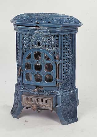 Kleiner Ofen, Frankreich, um 1900, Eisen- guß in reicher Durchbrucharbeit, hellblau emailliert, ca. 65 x 45 x 35 cm