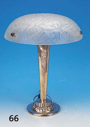 Tischlampe, Frankreich, 30er/40er Jahre, Messingfuß vernickelt mit stil. floralem Dekor, farbloser mattierter und reliefierter ...
