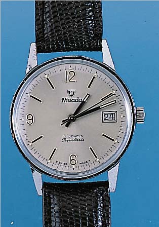 Konvolut: 2 NIVADA Herrenarmbanduhren, beideHandaufzug, beide Metallgeh. verchr., Edelst.-Böden geschr., 1x Zentralsek., Datum, Modell Popularis, ...