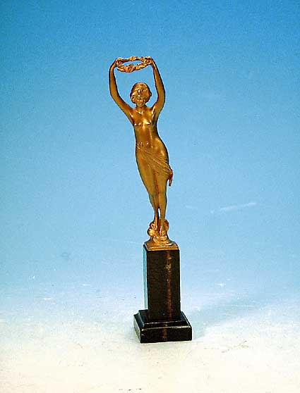 Bronzefigur, sign. Füllborn, um 1890-1910, weiblicher Akt mit Kranz, vergoldet, Marmor- sockel, Gesamth. ca. 22,5 cm