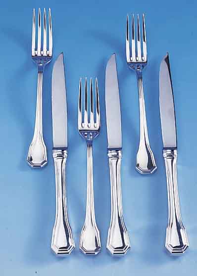 12-teiliges Steakbesteck, 925er Silber, best. aus: 6 kl. Gabeln (L. ca. 18 cm) u. 6 Steakmesser (L. ca. 21.5 cm), sehr guter Zu- stand, ...