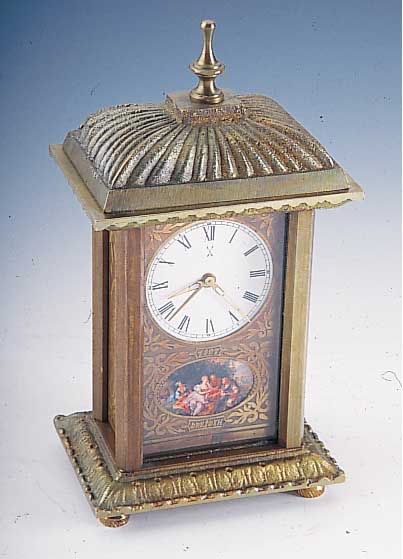Tischuhr, Replika bezeichnet Dresden 1897, Messingguß, emailfarb. Blatt, Weckfkt. m. Walzenspielwerk, Mineralvergl., Maße ca. 21 x 10,5 ...