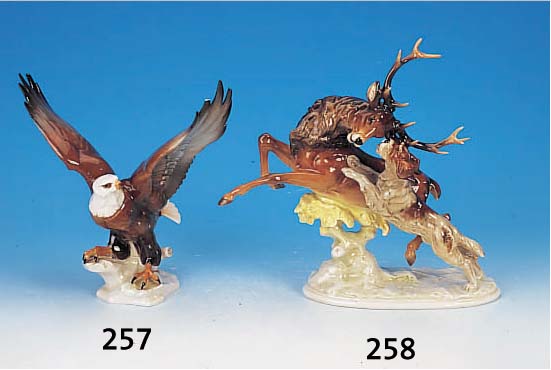 Porzellanfigur, Hutschenreuther Kunstabteil., sign. K.Tutter, Adler mit gespreizten Flü- geln, Flügelspitze best., bunt bemalt, H. ca. 27 cm