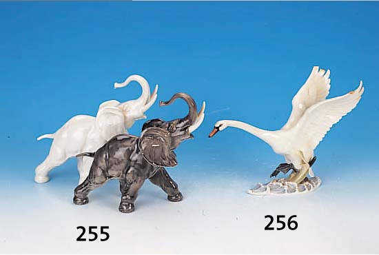 Zwei Porzellanfiguren, Hutschenreuther Kunst- abteilung, neuere Ausformung, 2. Wahl, Elefanten, einer weiß, einer bunt bemalt, H. je ca. 21 cm