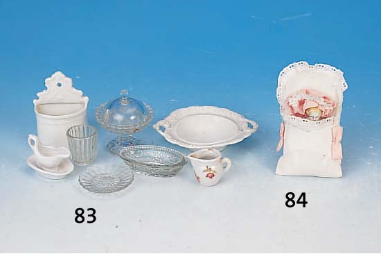 Konvolut Puppenstubengeschirr, deutsch, um 1900, Porzellan und Preßglas, insgesamt ca. 36 Teile, mit altersbedingten Gebr.-spuren
