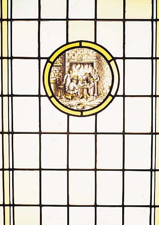 BLEIVERGLASUNG, DEUTSCH, UM 1900, BUNTE SCHEIBEN, MITTIG BEMALT MIT BAUERN VORM KAMIN, CA. 101 X 60 CM, IN ORIG. FENSTERRAHMENMONTIERT