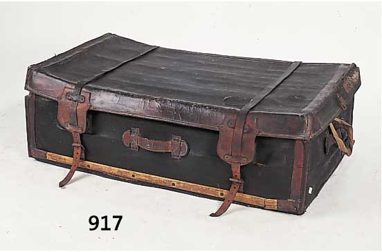 Reisekoffer, deutsch, 20er/30er Jahre, Wachstuch, verstärkt durch Holzleisten, Leder-riemen, innen Weidenkorbeinsatz, ca. 34 x 60 x 100 ...