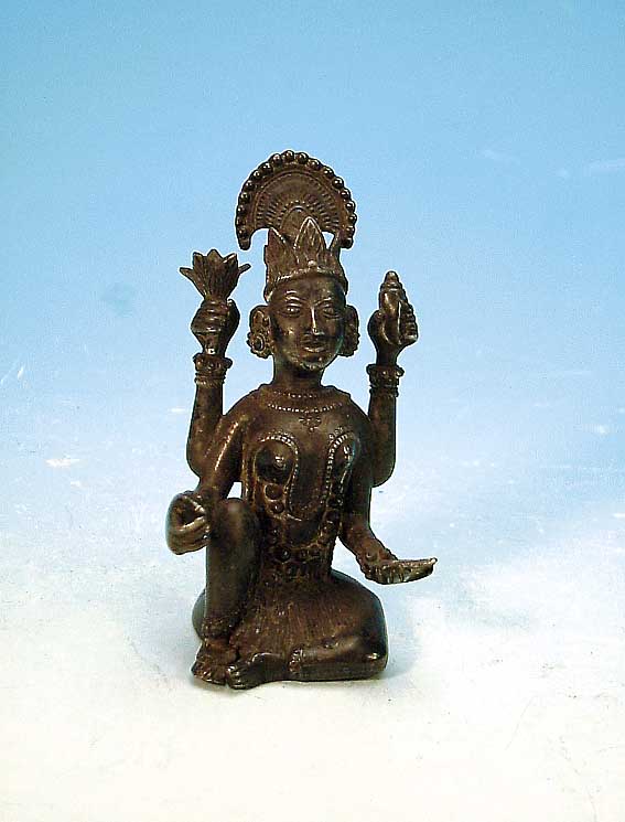 Figur einer Gottheit, Zentralindien, 18. Jh., schwerer massiver Silberguá, vierarmig, mit vier Insignien, H. ca. 12 cm