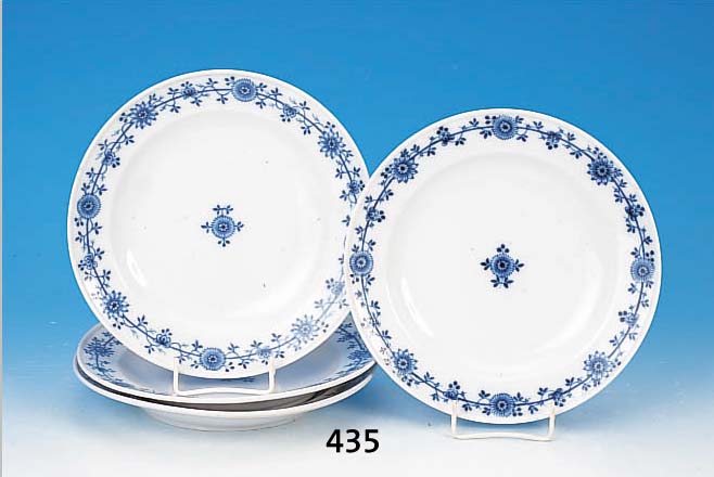 VIER TIEFE TELLER, MEISSEN, UM 1780, MARCOLINI PORZELLAN, FLORALE BLAUMALEREI AUF RAND UNDMITTIG, D. JE CA. 23,5 CM, ALLE TELLER REST.