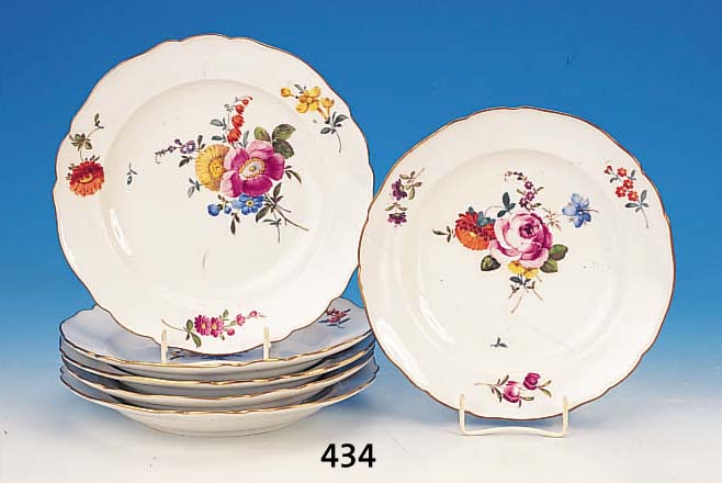 Sechs Teller, Meissen, um 1765, Punktzeit, Porzellan, feine bunte Malerei von Blumen- bouquet und Streublumen, Goldrand, D. ca. 23 cm, ...