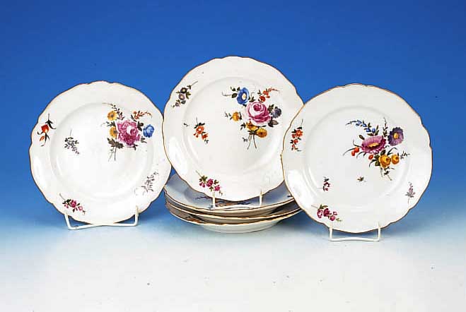 SECHS TELLER, MEISSEN, UM 1765, PUNKTZEIT, PORZELLAN, FEINE BUNTE MALEREI VON BLUMEN- BOUQUET UND STREUBLUMEN, GOLDRAND, D. CA. 23 CM, ...