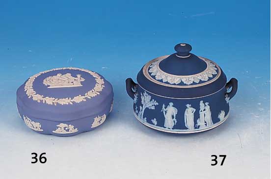 Deckeldose, Wedgwood England, um 1860, blaues Bisquitporzellan mit aufgelegtem weißemDekor von antikisierenden Personen in Land- schaft, H. ...
