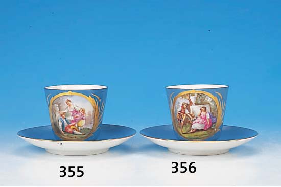 TASSE MIT UNTERTASSE, FRANKREICH, PARIS, UM 1850-60, PORZELLAN, BLAU GLASIERT, IN GOLD- GERAHMTER KARTUSCHE DER TASSE FEINE BUNTE MA- LEREI EINER ...