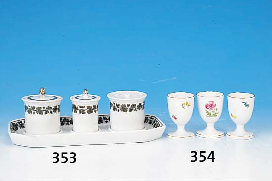 SCHREIBTISCHAUFSATZ, MEISSEN, UM 1860, 1. WAHL, PORZELLAN, GRüNER WEINLAUBDEKOR, BESTEHEND AUS UNTERTELLER, EIN TINTENFAß MIT GEKLEBTEM ...
