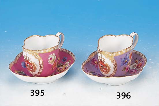 TASSE MIT UNTERTASSE, ECKERT IN VOLKSTEDT, UM 1860, NACH MEISSENER VORBILD, PORZELLAN, ROSAFARBENER GRUND MIT BUNTER BLUMENMALEREI, IN ...