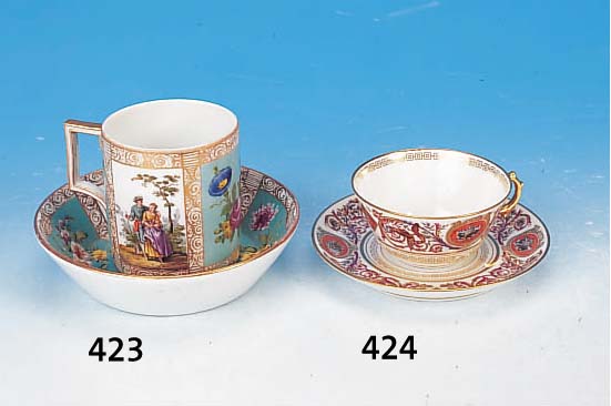 GROßE TASSE MIT UNTERTASSE, HELENE WOLFSOHN, VOR 1872, PORZELLAN, FELDERBEMALUNG MIT BLUMEN AUF TüRKISFARBENEM GRUND UND BUNTEN GALANTEN ...