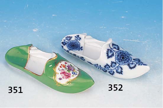 GLüCKSSCHUH, MEISSEN, UM 1865-70, 1. WAHL, PORZELLAN, GRüN GLASIERT, IN GOLDGERAHMTER KARTUSCHE BUNTE BLUMENMALEREI, L. CA. 16 CM