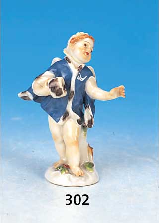 PORZELLANFIGUR, MEISSEN, ANFANG 20. JH., 1. WAHL, GEFLüGELTER PUTTO MIT MUFF, ALLEGORIEAUF DEN WINTER, BUNT BEMALT, H. CA. 8.5 CM